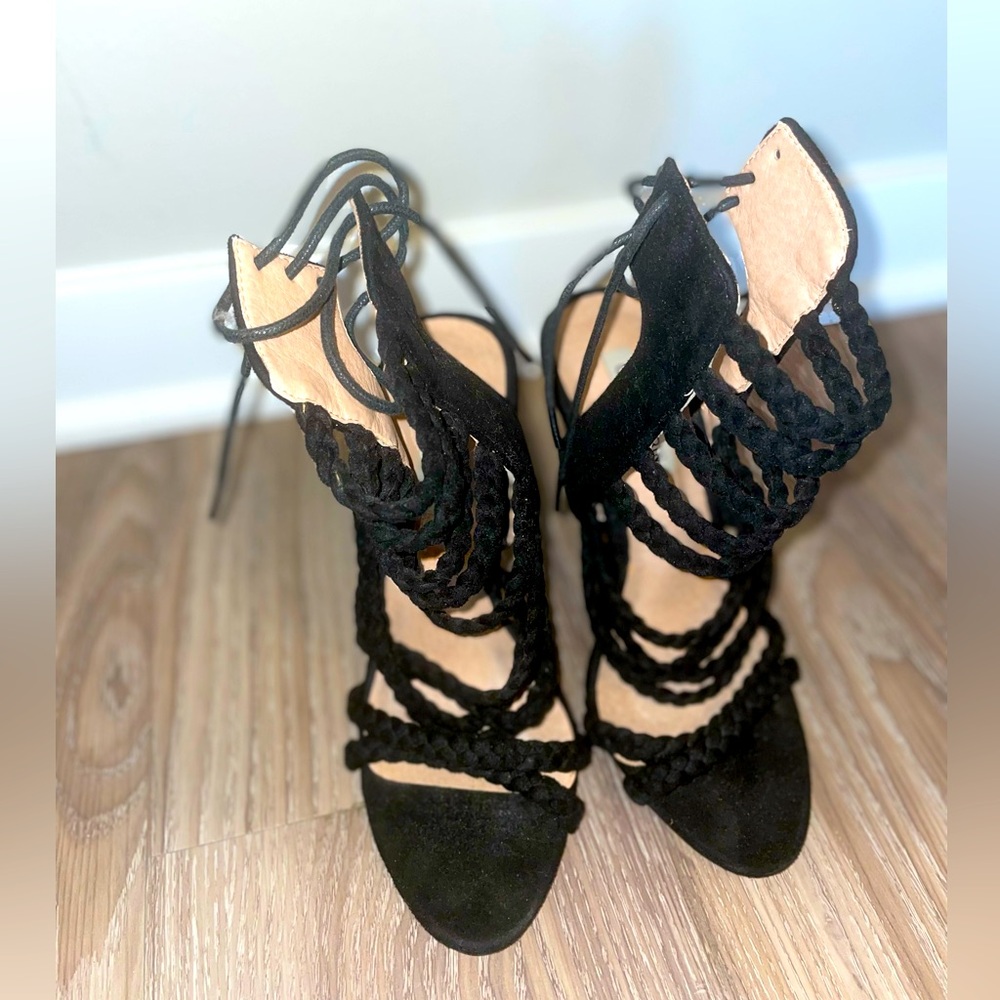 Black Strappy Shoes 
Worn
Size 6
Used, Decent Condition